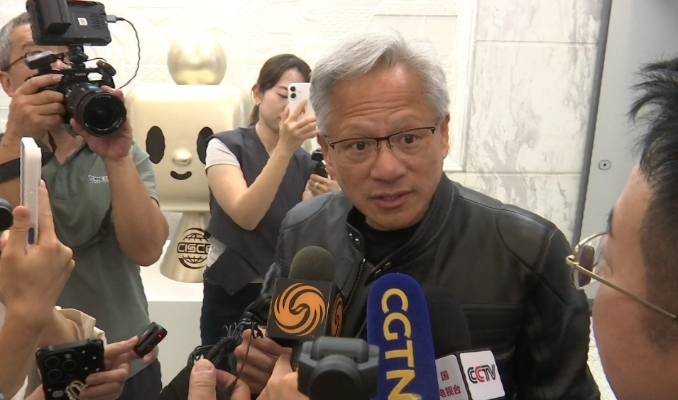 黄仁勋答凤凰记者问:恢复对华销售H20芯片,这是非常非常好的消息_凤凰网