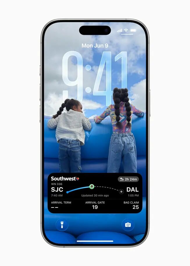 一台 iPhone 16 Pro 的锁定屏幕上,实时活动显示着用户进行中的航班信息。