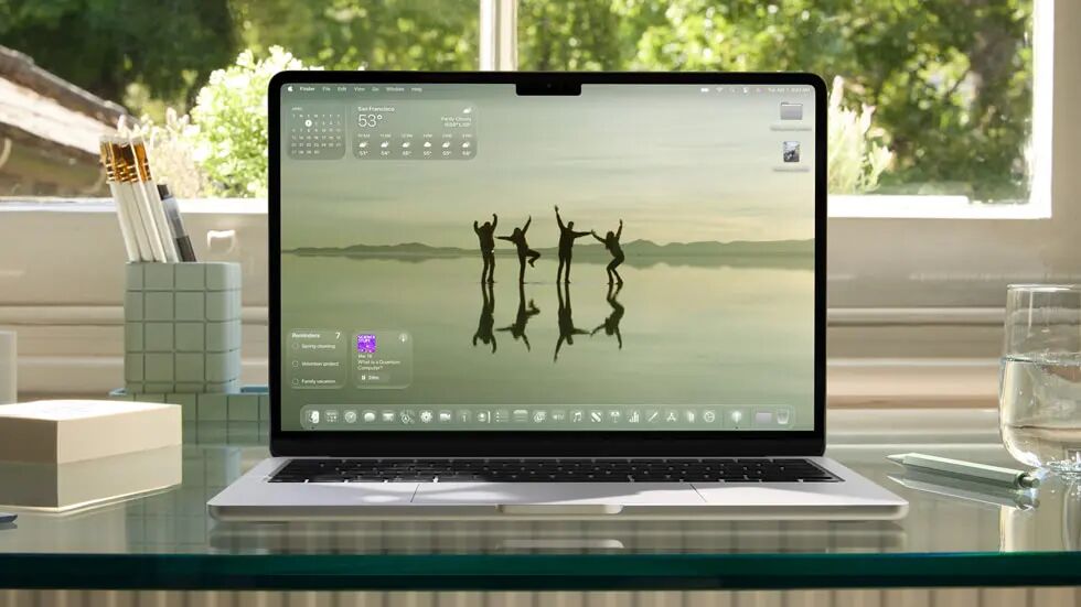 一台 13 英寸 MacBook Air 上显示着采用简约外观的桌面。